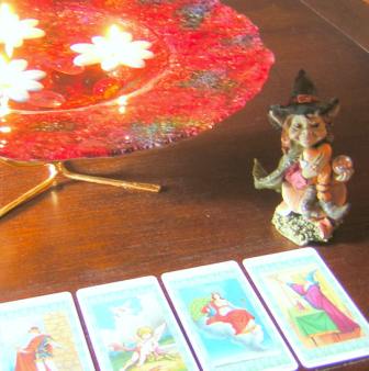 Tarot Karten, Hexe mit Wahrsagekugel, Zeremonienschale mit Blütenkerzen,